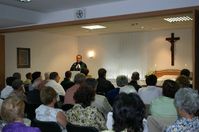 Ittzés János püspök igét hirdet - small