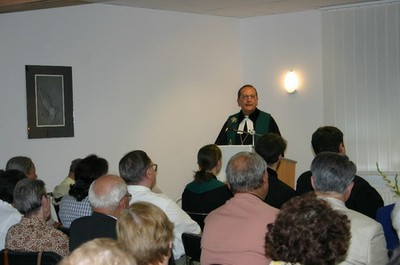 Ittzés János püspök igét hirdet - small