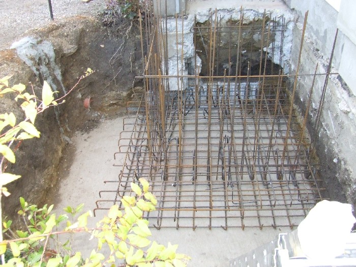 2012.11.09 1. Készül a liftakna vasalása.jpg