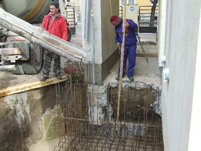 2012.11.09 2. Betonozzák a liftaknát.jpg