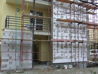 2012.11.30 1. Készül a kukatároló.jpg - small